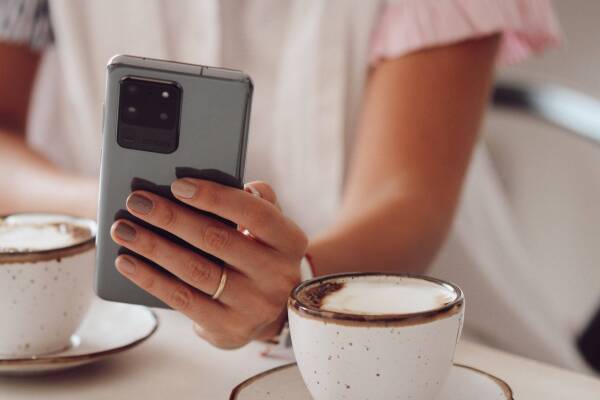 Mujer teletrabajando con un Galaxy S20 Ultra (1)